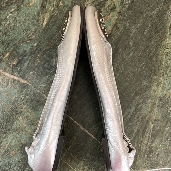 Tory Burch Whipstich Trim Silver Ballet Flats - Size 6.5 - Picture 11 of 12